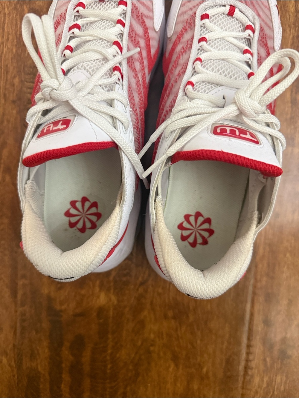 Nike Men’s White and Red Wave-Pattern Sneakers - Picture 14 of 15